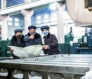 북한 기계공장 노동자들, 문제 해결 위한 토의 진행