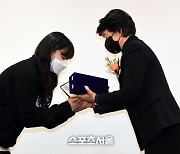 [포토]광양여고 곽로영, 윤곡 김운용 여성체육대상 신인상 수상