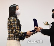 [포토]윤곡 김운용 여성체육대상 신인상 수상하는 신유빈