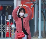 [포토] 박소현, 출근길 어여쁜 하트포즈