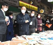 홍남기 "민생안정대책 이후 성수품 17개 중 15개 가격 하락"