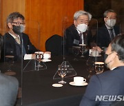 2022 뉴시스 금융포럼 참석자들과 환담하는 김형기 대표이사 사장