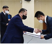 김인호 서울시의회 의장, 5급 공무원 임명장 수여