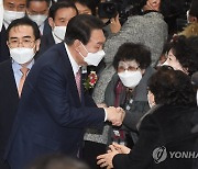 이북도민·탈북민 신년하례식 참석하는 윤석열 대선후보