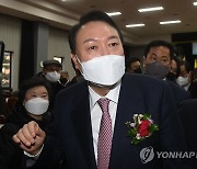 이북도민·탈북민 신년하례식 참석한 윤석열 대선후보
