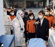 코로나19 환자 이송 구급차량 점검하는 전해철 장관