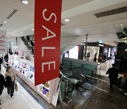 Both online, offline retail sales in Korea rise last year on pent-up demand