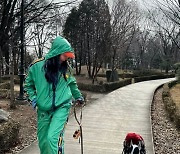 '사업가♥' 이혜영, 멀리서 봐도 연예인 아우라.. 50대의 패셔너블 산책룩