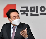尹 '주식 양도세 폐지'에 이재명 "부자감세 반대"