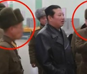 과학자 얼굴 가리고..北, 김정은 군수공장 시찰 사진 공개