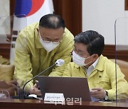 [포토] 전해철 장관과 이한경 재난협력실장의 대화