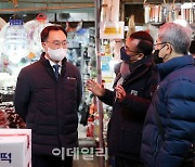 [포토] 전통시장 상인들과 대화하는 문승욱 산자부 장관