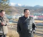 북한 김정은, '중요 무기' 생산하는 군수공장 현지지도(1보)