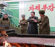 북한 김정은, 미사일 발사 현장 아닌 '군수공장·채소농장' 찾아(종합)