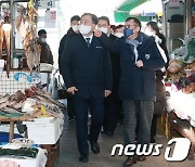 문승욱 산업부 장관, 설 명절 전통시장 방문