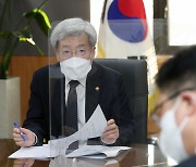 금융위원장 "최근 코스피 낙폭 주요국 대비 과도해"