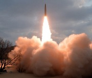 지대지미사일과 순항미사일 발사 동시공개한 북한