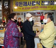 시민과 이야기 나누는 박일호 밀양시장