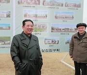 김정은 위원장, 온실농장 건설예정지 시찰
