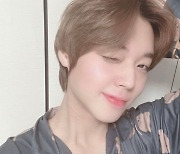 박지훈, 잠옷 단추 풀고 깜찍한 윙크..꽃미남 그 자체