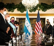 [사진]카스트로 온두라스 신임 대통령과 회담하는 해리스 미 부통령