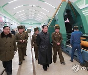 북한 김정은, 군수공장 시찰.."강력한 혁명무장으로 옹위"