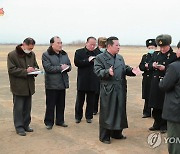 북한 김정은, 대규모 채소 온실농장 건설 예정지 시찰