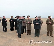 북한 김정은, 대규모 채소 온실농장 건설 예정지 시찰