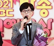 [공식] 유재석, 코로나19 음성..'확진' 조세호 여파 피했다