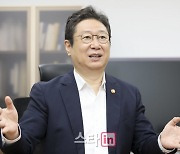 황희 장관, 설 연휴 극장가 애로사항·방역 점검.."업계 회복 최선"
