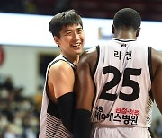 '라렌 23득점 16리바운드' KT, KGC 꺾고 4연패 탈출