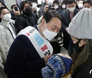 강남역서 '깜짝' 명절인사 나선 윤석열