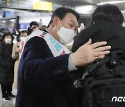 '깜짝' 명절인사 나선 윤석열