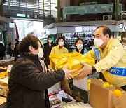 [포토]유동균 마포구청장 망원시장 농산물 가게서 과일 산 까닭?