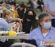 英 "독감처럼 대응" 마스크 벗고, 日은 재택치료 관찰 축소