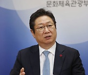 황희 문체부 장관, 설 연휴 영화관 방역 점검.."업계 회복 지원"