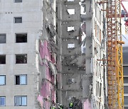 외벽만 앙상한 HDC 신축 아파트 붕괴 201동 건물