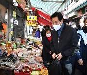 설 연휴 첫날, 전통시장 찾은 오세훈 서울시장