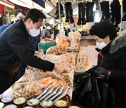 설 연휴 첫날, 전통시장 찾은 오세훈 서울시장