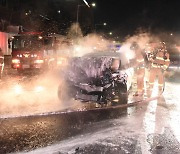 설 연휴 첫날, 신월IC 인근 승용차가 덤프트럭 추돌해 화재