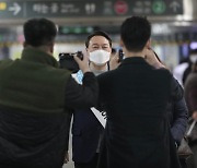 윤석열, 설 연휴 첫날 강남역에서 '깜짝' 새해 인사