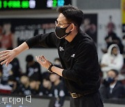 [ST포토] 서동철 감독 '옆으로''