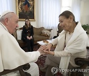 교황, 홀로코스트 생존자 관저 초대.."잔혹한 역사 기억해야"