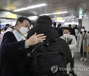 강남역서 새해 인사하는 윤석열