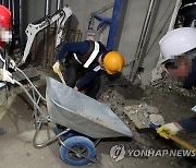 광주 붕괴 현장 구조작업 중단..피해자 가족들 분노(종합)