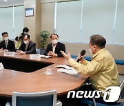 문대통령, 코로나19 자가진단키트 생산공장 방문