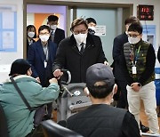 [포토] 박형준 부산시장, 설맞이 장애인복지관 방문