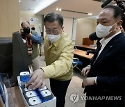 문대통령, 자가검사키트 업체 방문.."사재기 필요 없다"