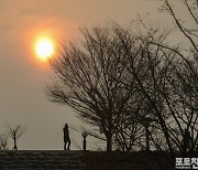 [포토친구] 해가 뉘엿뉘엿 저물어 가는 둑길을 걸어가는 사람들