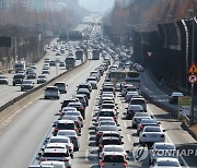 설 연휴 둘째날 귀성길 정체 오후에도 지속..서울→부산 5시간20분